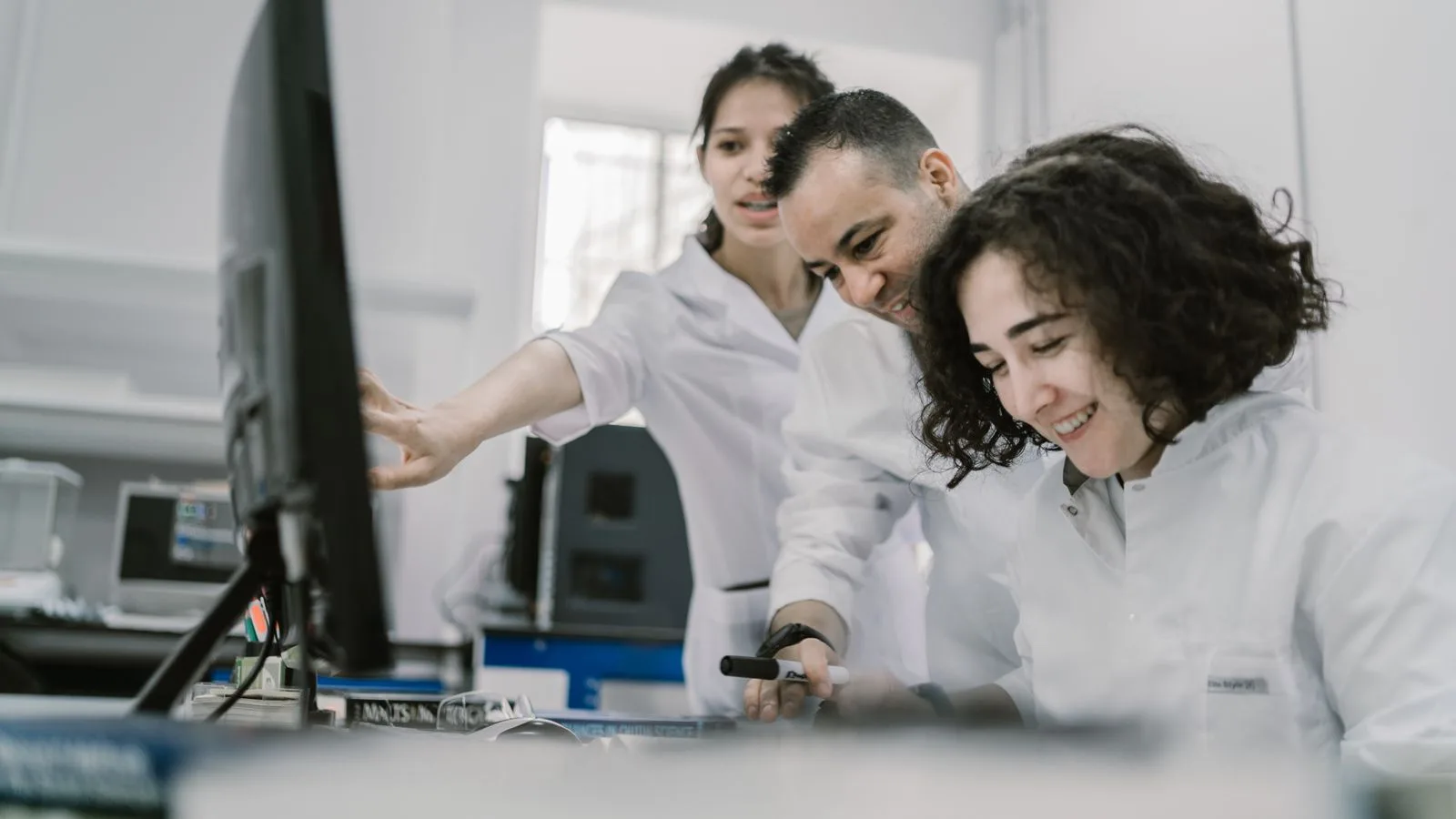 Forschungsteam bei der Arbeit im Labor