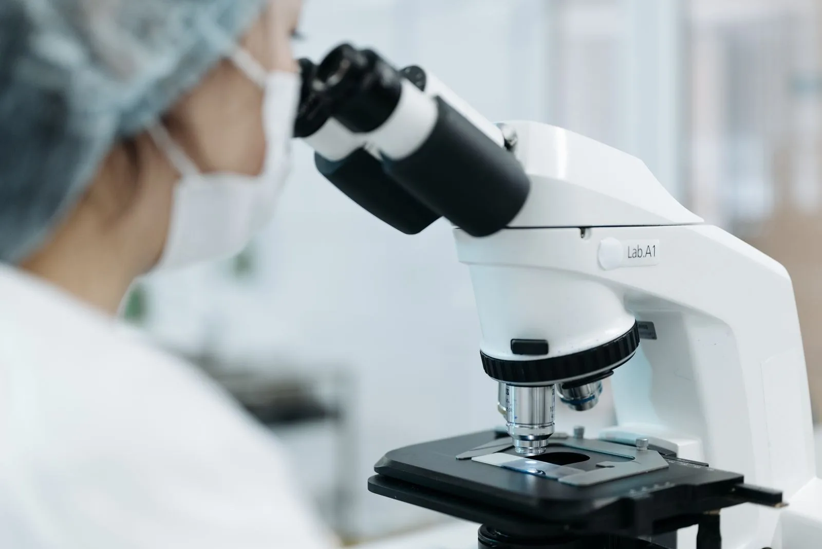 Medizinische Fachkraft untersucht Proben am Labormikroskop