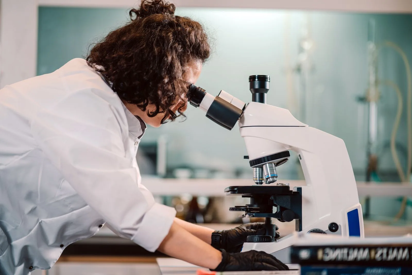 Wissenschaftlerin am Mikroskop im Forschungslabor