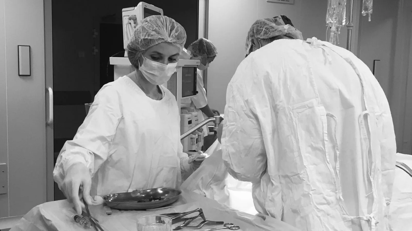 Chirurgen im Operationssaal, Schwarz-Weiß-Aufnahme