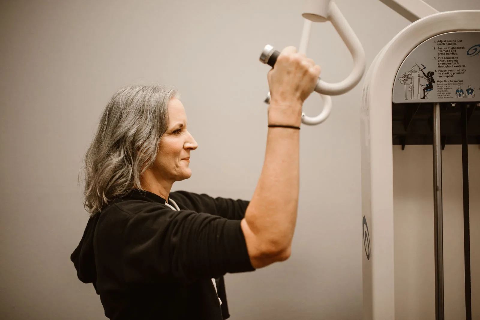 Ältere Frau beim Krafttraining im Fitnessstudio