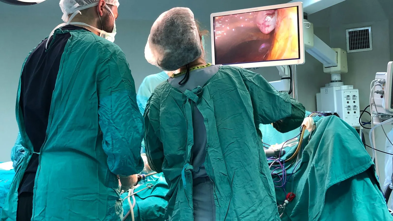 Chirurgisches Team bei einer Operation