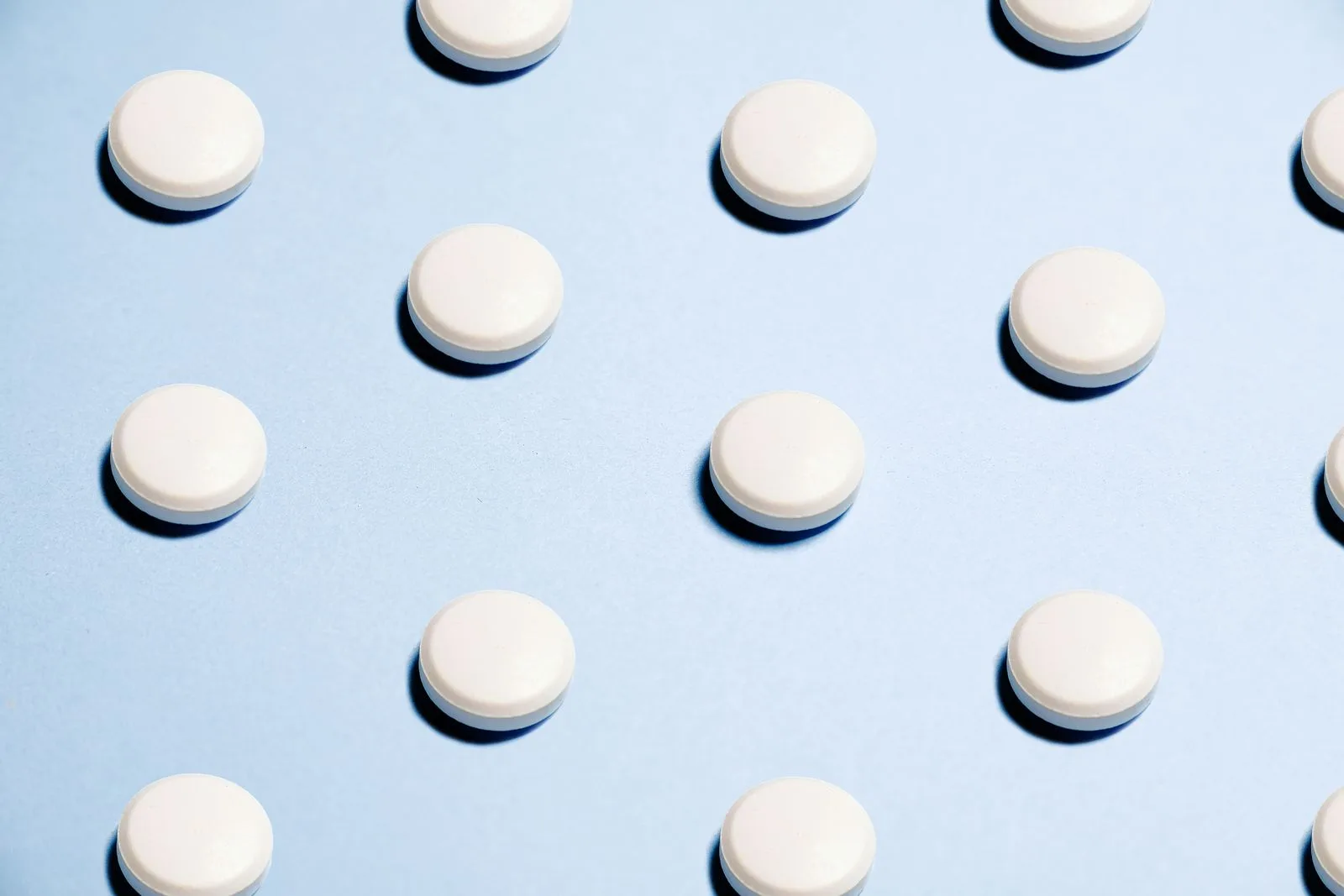 Weiße Tabletten auf hellem Untergrund