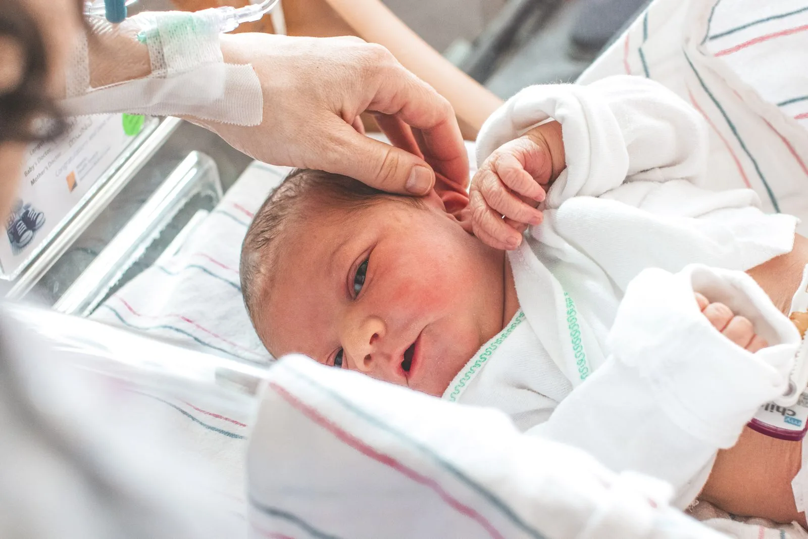 Hand berührt ein Baby