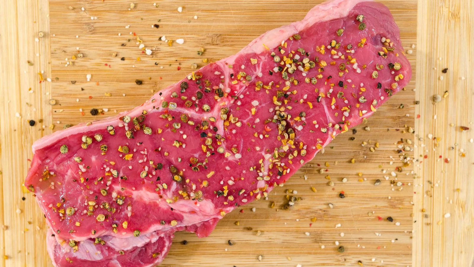 Rohes Rindfleisch auf einem Holzbrett